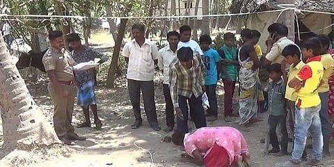 காதலன் ஏமாற்றியதாக வீட்டின் முன் கர்ப்பிணி பெண் தர்ணா