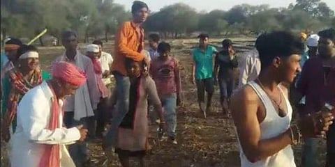 கணவர் அல்லாதவருடன் தொடர்பு வைத்த பெண்ணிற்கு விநோத தண்டனை