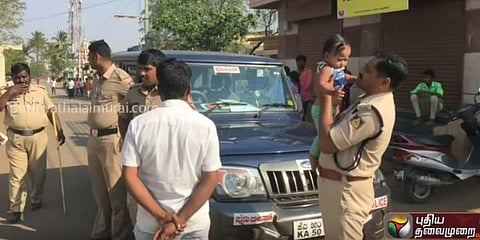 தேர்தல் பாதுகாப்பிற்கிடையே குழந்தையை கொஞ்சி மகிழ்ந்த காவல் அதிகாரி