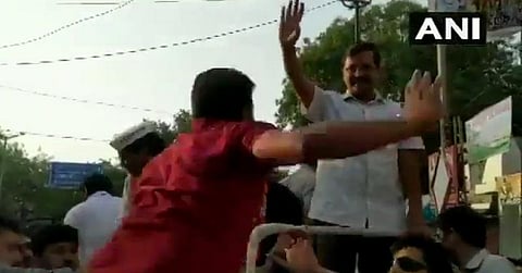 டெல்லி முதலமைச்சர் கெஜ்ரிவாலை கன்னத்தில் அறைந்த இளைஞர்..!