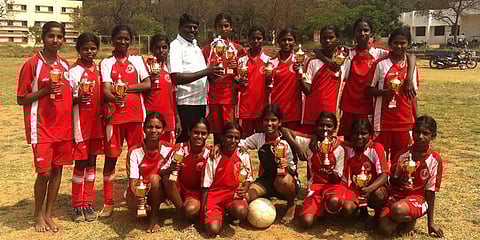 விளையாட்டு மைதானம் இல்லாத பள்ளி ! கால்பந்தில் சாதிக்கும் மாணவிகளின் கதை 