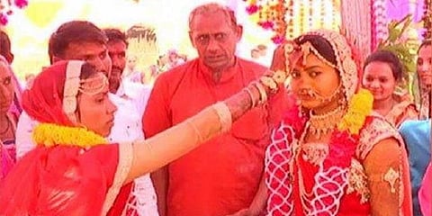 மணமகளை மணமுடிக்கும் மணமகனின் சகோதரி 