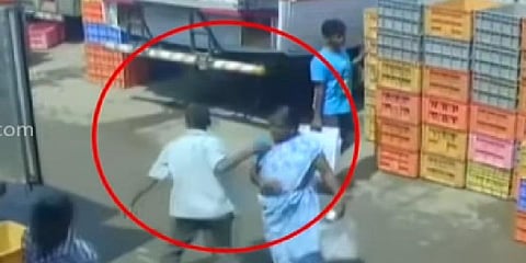 கோவை மீன் சந்தையில் பட்டப் பகலில் நகைப் பறிப்பு - சிக்கிய சிசிடிவி  