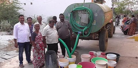 திருத்தணியில் கடும் வறட்சி... முன்னாள் மாணவர்கள் சார்பில் குடிநீர் விநியோகம்