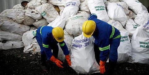 எவரெஸ்ட் சிகரத்தில் 11 டன் குப்பைகள் அகற்றம்: 4 உடல்களும் மீட்பு