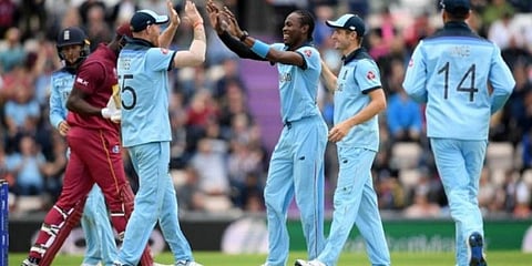 212 ரன்னில் ஆட்டமிழந்த வெஸ்ட் இண்டீஸ் - எளிதில் எட்டுமா இங்கிலாந்து?