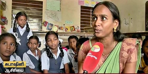 மாணவர்களை விதவிதமாக வரவேற்கும் ஆசிரியை : மகிழ்ச்சி பெருகும் வகுப்பறை