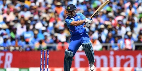 கோலி, தோனி அரை சதம் - 268 ரன்கள் சேர்த்த இந்தியா