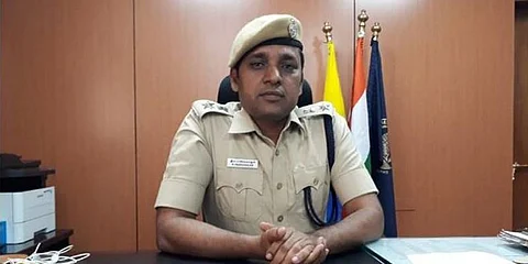 பொள்ளாச்சி பாலியல் வன்கொடுமை: காத்திருப்பு பட்டியலில் இருந்த எஸ்.பி. பாண்டியராஜன் கரூர் மாவட்டத்துக்கு மாற்றம் !