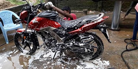 தண்ணீர் தட்டுப்பாடு: சென்னையில் கார், பைக் கழுவும் தொழில் பாதிப்பு 