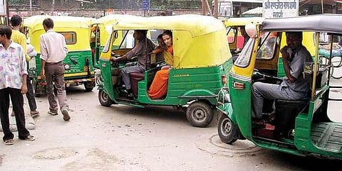 மோசமான வரிகள்: ஆட்டோக்களில் பாடல் ஒலிபரப்ப லக்னோவில் தடை!