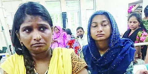 கடித்த பாம்பை பிடித்துக்கொண்டு மருத்துவமனைக்குச் சென்ற தாய், மகள்!