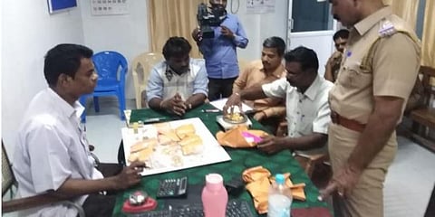 வேலூரில் ரூ.90 லட்சம் மதிப்புள்ள தங்கம் பறிமுதல் - தேர்தல் பறக்கும்படை அதிரடி