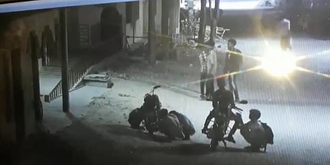 நோட்டமிட்டு பைக் திருடிய சிறுவர்கள் : சிசிடிவி காட்சிகள் மூலம் கைது