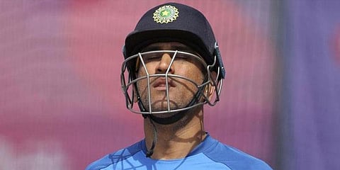 ஓய்வை அறிவிக்குமாறு தோனியை கட்டாயப்படுத்துகிறதா பிசிசிஐ?