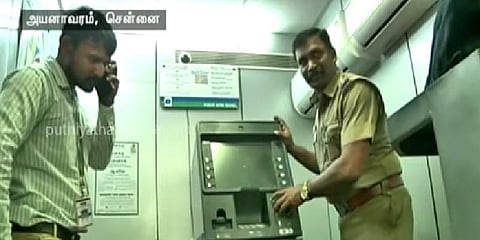 ஏடிஎம் இயந்திரத்தில் ஸ்கிம்மர்; கேமரா: அதிர்ச்சியில் பயனாளர்கள்!