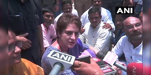 சாலையில் அமர்ந்து பிரியங்கா காந்தி திடீர் தர்ணா