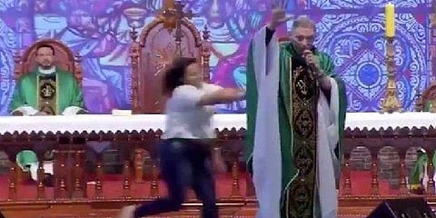 ‘குண்டுப்பெண்கள் சொர்க்கத்துக்கு போகமாட்டார்களா?’ - பாதிரியாரை தாக்கிய பெண்!