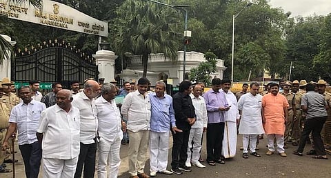 உச்சநீதிமன்றத்தில் வழக்கு தொடர கர்நாடக அதிருப்தி எம்.எல்.ஏக்கள் முடிவு