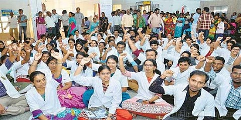 அரசு மருத்துவர்கள் வேலை நிறுத்தம் - ஐ.ஏ.எஸ் அதிகாரி நியமனம் 