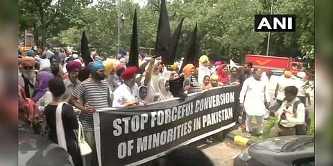 கட்டாய மதமாற்றம்: பாகிஸ்தானுக்கு எதிராக டெல்லியில் சீக்கியர்கள் போராட்டம்