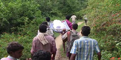 இறந்த உடலை 12 கி.மீ தூக்கிச்சென்ற மலைவாழ் மக்கள் - தேனியில் அவலம்