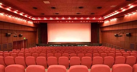 திரையிட முடியாமல் நிலுவையில் பல படங்கள்.. புதிய வழி சொல்லும் அமைச்சர் கடம்பூர் ராஜூ..!