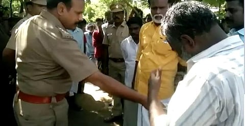 அடக்கம் செய்ய பணம் இல்லை - பர்சில் இருந்த பணத்தை தந்த டி.எஸ்.பி