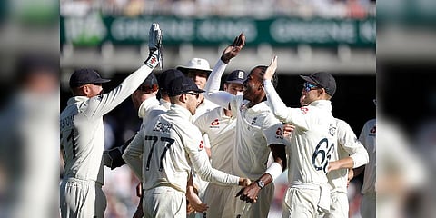 ஆஷஸ் டெஸ்ட்: 6 விக்கெட் அள்ளினார் ஆர்ச்சர்!