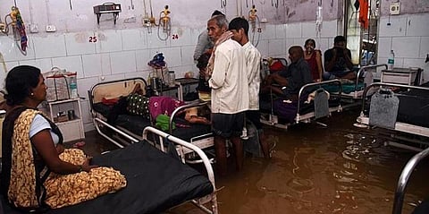 வெள்ளத்தில் மூழ்கி தத்தளிக்கும் மருத்துவமனை - பீகாரில் நோயாளிகள் அவதி  
