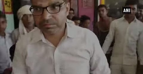 பள்ளியில் மது அருந்திய தலைமை ஆசிரியர் - கிராம மக்கள் அதிர்ச்சி