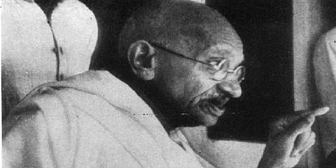 “காந்தி எவ்வாறு தற்கொலை செய்து கொண்டார்?” -  சர்ச்சைக்குள்ளான பள்ளித்தேர்வு வினாத்தாள்