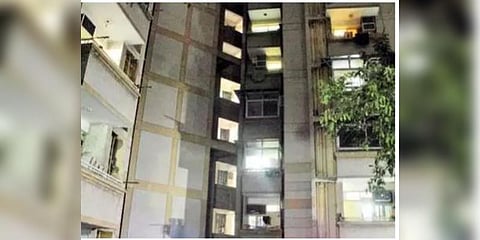 21 வயது பெண்ணை கத்தியால் குத்திவிட்டு 8-வது மாடியில் இருந்து குதித்த 15 வயது சிறுவன்!