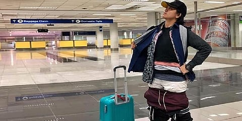 லக்கேஜ் எடையை குறைக்க இளம்பெண்ணின் ‘ஸ்பாட் ஐடியா’ - வைரலான போட்டோ 