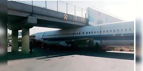 பாலத்துக்குள் சிக்கிய விமானம்: வைரலாகும் வீடியோ!