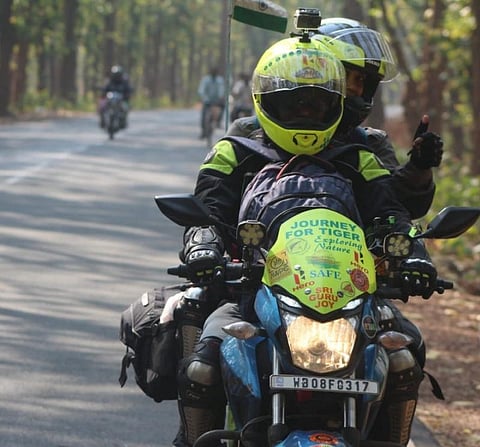 புலிகளை காக்க பைக்கில் பயணம் செய்யும் தம்பதி