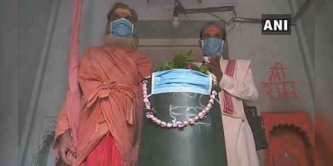 ’அவர் நலமாக இருந்தால்...’ காற்று மாசால் சிவலிங்கத்துக்கும் ’மாஸ்க்’!