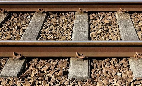 ரயில் இணைப்பு தண்டவாளத்தில் கற்கள் வைத்தால் சிறை.. அதிகாரிகள் எச்சரிக்கை..!