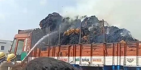 திடீரென நடுரோட்டில் தீப்பிடித்து எரிந்த லாரி..!