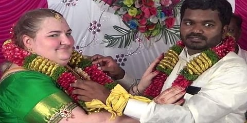 தமிழக முறைப்படி அமெரிக்க பெண்ணை திருமணம் செய்த இளைஞர் 