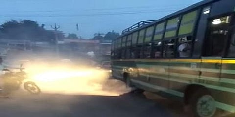 கொசுமருந்து அடிப்பது போல் புகையை வெளியேற்றும் அரசு பேருந்து : வீடியோ