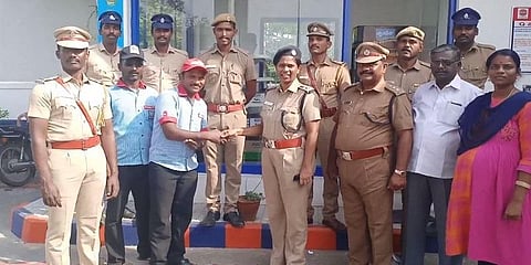 தவறவிட்ட ரூ.1.74 லட்சத்தை உரியவரிடம் ஒப்படைத்த கைதிகள் : ஆச்சரியப்படவைத்த நேர்மை..! 