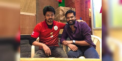 ‘பிகில்’ ஜெர்சியை இளம் நடிகருக்கு பரிசாக கொடுத்த விஜய்