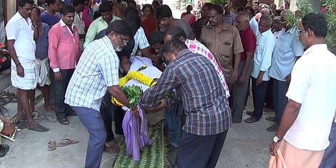 மருத்துவமனைக்கு தாய், தந்தை உடலை தானமாக கொடுத்த பிள்ளைகள்