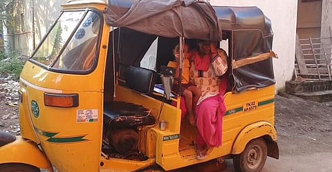 “கணவருடன் என்னை சேர்த்து வையுங்கள்” - ஆட்டோவில் தங்கி மனைவி தர்ணா