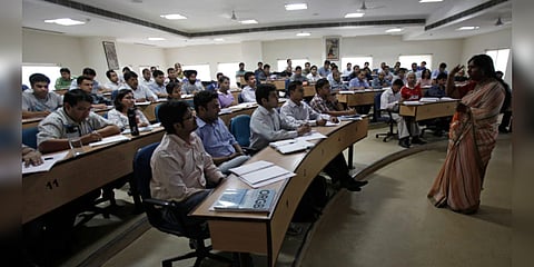 மத்திய அரசு கல்வி நிறுவனங்களில் மாணவர்களுக்கு உதவித்தொகை - தமிழக அரசு ஆணை