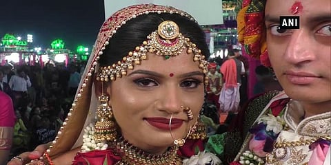 271 ஜோடிகளுக்கு ஒரே நேரத்தில் திருமணம் - சீர்வரிசையுடன் மணமகனுக்கு ‌தலைக்கவசம்