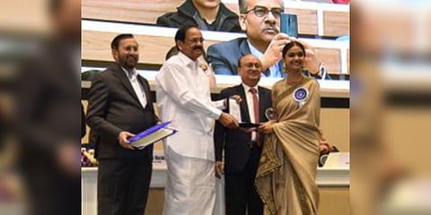 சிறந்த நடிகைக்கான விருதை பெற்ற கீர்த்தி சுரேஷ் - எழுந்து நின்று கைதட்டிய தாய்