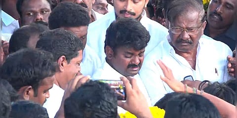 உயிரிழந்த உதவியாளருக்காக தேம்பி அழுத அமைச்சர் விஜயபாஸ்கர்