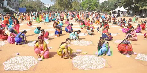 ஒரு மணி நேரத்தில் 500 கோலங்கள் வரைந்த 1000 மாணவிகள் - ஆசிய சாதனை முயற்சி